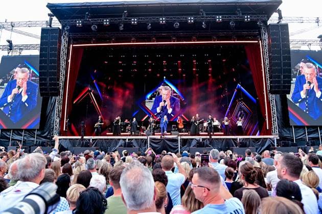 The fans cheer the singing Roland Kaiser and film the show with their cell phones, 06 06 2026, Oberschleissheim Germany , Roland Kaiser Sommer Open Air 2026 xslx