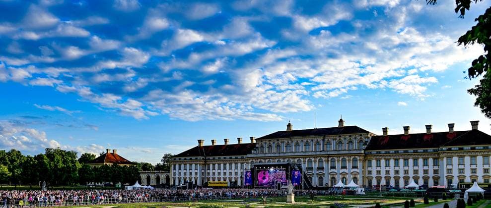 About 7,000 fans have come to the Schleißheim castle park to see Roland Kaiser, behind the stage you can see the castle, 06 06 2026, Oberschleißheim Germany , Roland Kaiser Sommer Open Air 2026 xslx