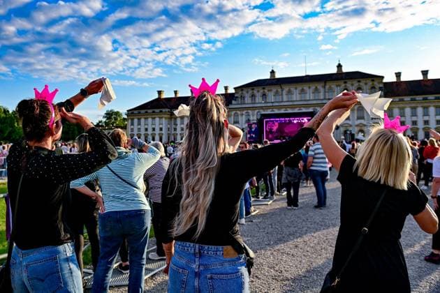 Three female fans with crowns on their heads waving white handkerchiefs during a song, 06 06 2026, Oberschleissheim Germany , Roland Kaiser Sommer Open Air 2026 xslx