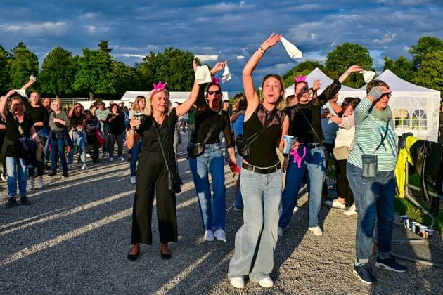 Three female fans with crowns on their heads waving white handkerchiefs during a song, 06 06 2026, Oberschleissheim Germany , Roland Kaiser Sommer Open Air 2026 xslx