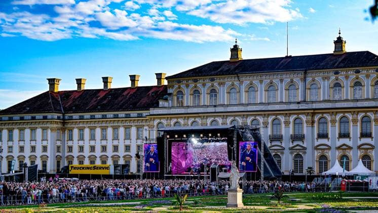 About 7,000 fans have come to the Schleißheim castle park to see Roland Kaiser, behind the stage you can see the castle, 06 06 2026, Oberschleißheim Germany , Roland Kaiser Sommer Open Air 2026 xslx