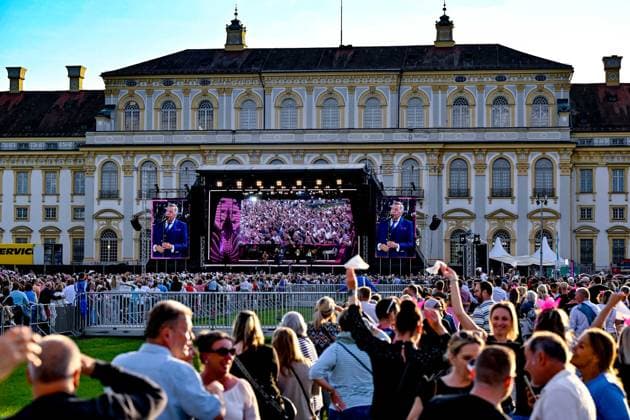 The fans wave with white handkerchiefs during a song, 06 06 2026, Oberschleißheim Germany , Roland Kaiser Sommer Open Air 2026 xslx