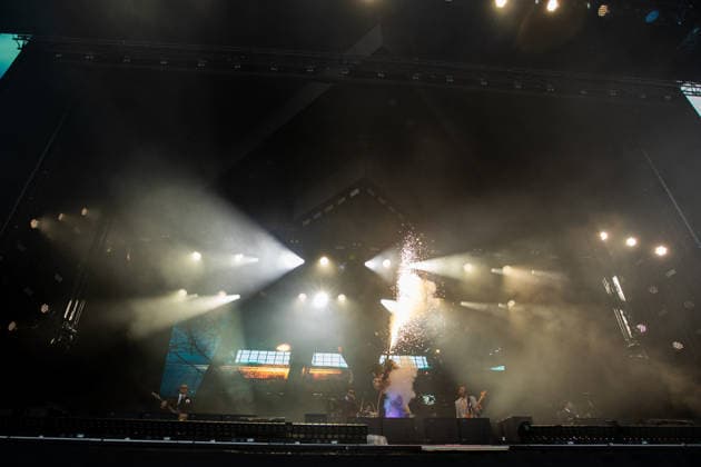 Lichtshow und ein Darsteller mit Funken sprühender Kettensäge während des Auftritts der US-amerikanischen Metalcore-Band Ice Nine Kills im Rahmen des Festivals Rock am Ring 2026 am Nürburgring. Nürburg Rock am Ring Rheinland-Pfalz Germany *** Light show and a performer with a sparking chainsaw during the performance of the US metalcore band Ice Nine Kills as part of the Rock am Ring 2026 festival at the Nürburgring Nürburg Rock am Ring Rheinland Pfalz Germany