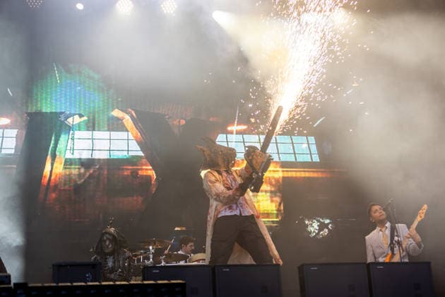 Ein Darsteller mit einer Funken sprühenden Kettensäge während des Auftritts der US-amerikanischen Metalcore-Band Ice Nine Kills im Rahmen des Festivals Rock am Ring 2026 am Nürburgring. Nürburg Rock am Ring Rheinland-Pfalz Germany *** A performer with a sparking chainsaw during the performance of the US metalcore band Ice Nine Kills as part of the Rock am Ring 2026 festival at the Nürburgring Nürburg Rock am Ring Rheinland Pfalz Germany