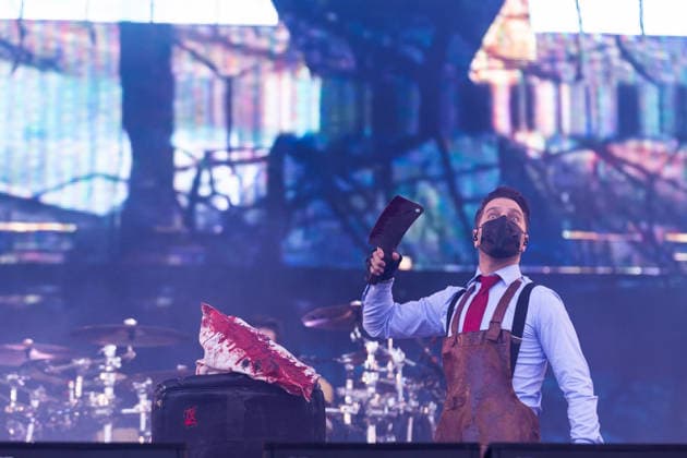 Spencer Charnas (Gesang) bei einer Szenischen Darstellung mit Hackbeil während des Auftritts der US-amerikanischen Metalcore-Band Ice Nine Kills im Rahmen des Festivals Rock am Ring 2026 am Nürburgring. Nürburg Rock am Ring Rheinland-Pfalz Germany *** Spencer Charnas vocals during a scenic presentation with cleaver during the performance of the US metalcore band Ice Nine Kills at the Rock am Ring 2026 festival at the Nürburgring Nürburg Rock am Ring Rheinland Pfalz Germany