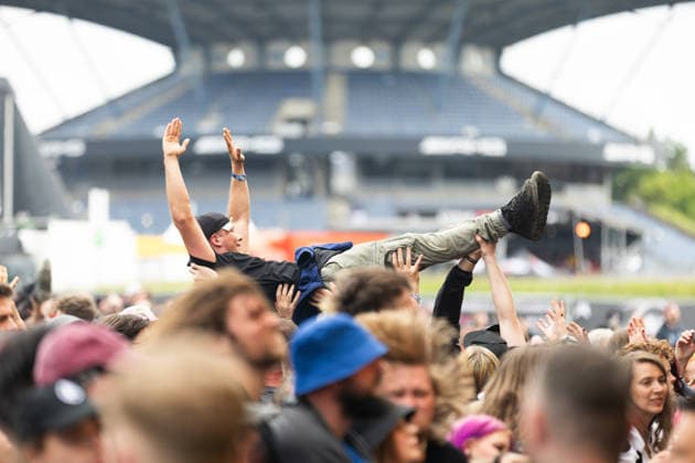 Ein Crowdsurfer während des Auftritts der Schweizer Metalband Paleface Swiss im Rahmen des Festivals Rock am Ring 2026 am Nürburgring. Nürburg Rock am Ring Rheinland-Pfalz Germany *** A crowdsurfer during the performance of the Swiss metal band Paleface Swiss as part of the Rock am Ring 2026 festival at the Nürburgring Nürburg Rock am Ring Rheinland Pfalz Germany