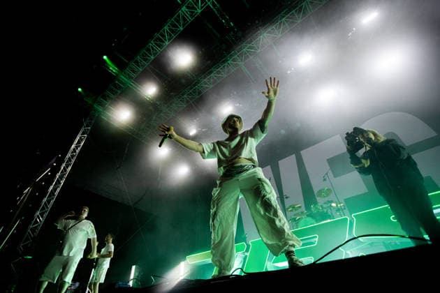 Nicklas Stroppel (Gesang, Shouts), im Hintergrund Alexander Bechtel (Gesang) und David Schneider (Gitarre) während des Auftritts der deutschen Rap-Metal-Band The Butcher Sisters im Rahmen des Festivals Rock am Ring 2026 am Nürburgring. Nürburg Rock am Ring Rheinland-Pfalz Germany *** Nicklas Stroppel vocals, shouts , in the background Alexander Bechtel vocals and David Schneider guitar during the performance of the German rap metal band The Butcher Sisters as part of the Rock am Ring 2026 festival at the Nürburgring Nürburg Rock am Ring Rheinland Pfalz Germany