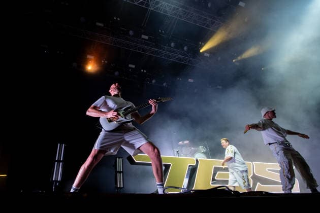David Schneider (Gitarre), Alexander Bechtel (Gesang) und Nicklas Stroppel (Gesang, Shouts) während des Auftritts der deutschen Rap-Metal-Band The Butcher Sisters im Rahmen des Festivals Rock am Ring 2026 am Nürburgring. Nürburg Rock am Ring Rheinland-Pfalz Germany *** David Schneider guitar , Alexander Bechtel vocals and Nicklas Stroppel vocals, shouts during the performance of the German rap metal band The Butcher Sisters at the festival Rock am Ring 2026 at the Nürburgring Nürburg Rock am Ring Rheinland Pfalz Germany