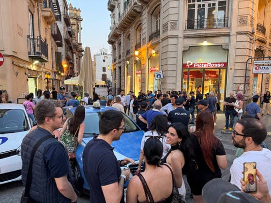 News - Dua Lipa Wedding Weekend in Sicily BAGHERIA, ITALY - JUNE 6, 2026: Dua Lipa and her husband, Callum Turner, are celebrating their wedding in Sicily, between Palermo and Bagheria. In the photo: Security and Fans Palermo Villa Valguarnera Italy Copyright: xFedericoxSerrax xLiveMediax LPN_2498148