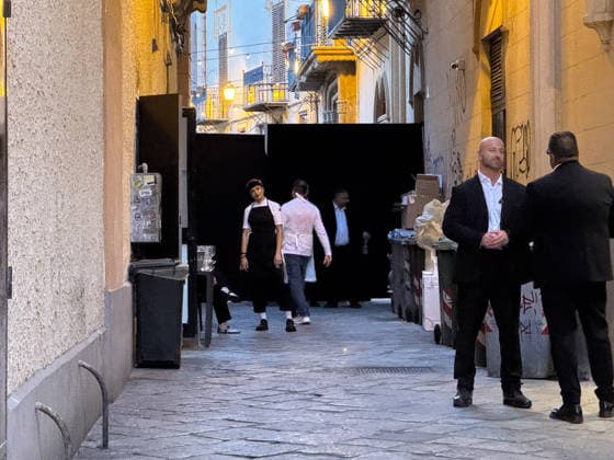 News - Dua Lipa Wedding Weekend in Sicily BAGHERIA, ITALY - JUNE 6, 2026: Dua Lipa and her husband, Callum Turner, are celebrating their wedding in Sicily, between Palermo and Bagheria. In the photo: Security and barriers Palermo Villa Valguarnera Italy Copyright: xFedericoxSerrax xLiveMediax LPN_2498157