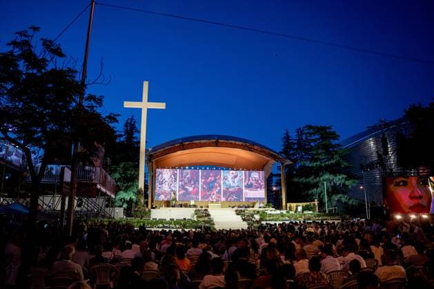 Pope Leo XIV presides over the prayer vigil with young people in Madrid Dozens of people during the prayer vigil with young people, in the Plaza de Lima, on June 6, 2026, in Madrid Spain During the prayer vigil with young people, the Pontiff addresses the audience after the moment of community prayer The event brings together thousands of participants in a meeting focused on faith and dialogue with the new generations 06 JUNE 2026 PAPAMÓVIL Madrid Madrid Madrid Spain  Copyright: xGabrielxLuengasx 7577500