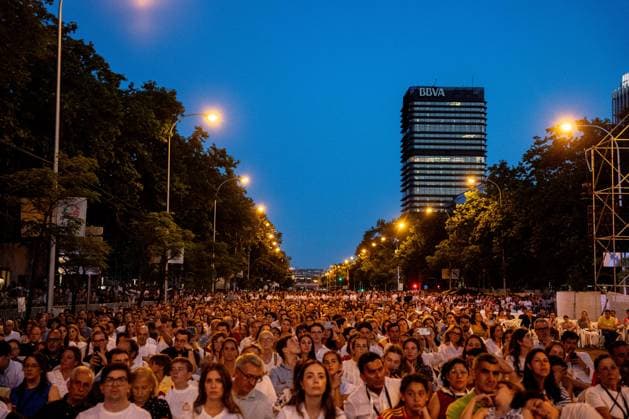 Pope Leo XIV presides over the prayer vigil with young people in Madrid Dozens of people during the prayer vigil with young people, in the Plaza de Lima, on June 6, 2026, in Madrid Spain During the prayer vigil with young people, the Pontiff addresses the audience after the moment of community prayer The event brings together thousands of participants in a meeting focused on faith and dialogue with the new generations 06 JUNE 2026 PAPAMÓVIL Madrid Madrid Madrid Spain  Copyright: xGabrielxLuengasx 7577501