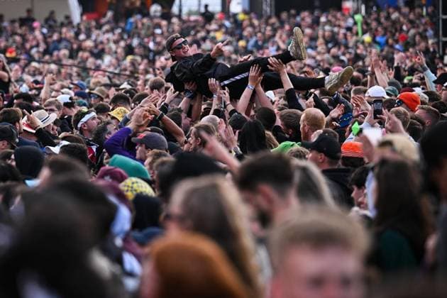 Rock am Ring 2026 ** NUR FÜR REDAKTIONELLE ZWECKE ** EDITORIAL USE ONLY **<p>Fans crowdsurfen während des Konzerts von Landmarks (LANDMVRKS) bei Rock am Ring Festival, am 06.06.2026 im Nürburgring. Deutschland NRW Nürburg Copyright: SocratesxTassos *** Rock am Ring 2026 FOR EDITORIAL PURPOSES ONLY EDITORIAL USE ONLY p Fans crowdsurfing during the concert of Landmarks LANDMVRKS at Rock am Ring Festival, on 06 06 2026 at Nürburgring Germany NRW Nürburg Copyright SocratesxTassos Copyright: SocratesxTassos doc866d1c5tevm1d753ce6p ,EDITORIAL USE ONLY