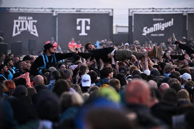 Rock am Ring 2026 ** NUR FÜR REDAKTIONELLE ZWECKE ** EDITORIAL USE ONLY **<p>Fans crowdsurfen während des Konzerts von Landmarks (LANDMVRKS) bei Rock am Ring Festival, am 06.06.2026 im Nürburgring. Deutschland NRW Nürburg Copyright: SocratesxTassos *** Rock am Ring 2026 FOR EDITORIAL PURPOSES ONLY EDITORIAL USE ONLY p Fans crowdsurfing during the concert of Landmarks LANDMVRKS at Rock am Ring Festival, on 06 06 2026 at Nürburgring Germany NRW Nürburg Copyright SocratesxTassos Copyright: SocratesxTassos doc866d1c9vlbrm45nm1ktp ,EDITORIAL USE ONLY