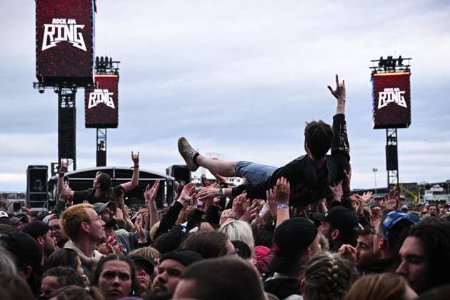 Rock am Ring 2026 ** NUR FÜR REDAKTIONELLE ZWECKE ** EDITORIAL USE ONLY **<p>Fans crowdsurfen während des Konzerts von Landmarks (LANDMVRKS) bei Rock am Ring Festival, am 06.06.2026 im Nürburgring. Deutschland NRW Nürburg Copyright: SocratesxTassos *** Rock am Ring 2026 FOR EDITORIAL PURPOSES ONLY EDITORIAL USE ONLY p Fans crowdsurfing during the concert of Landmarks LANDMVRKS at Rock am Ring Festival, on 06 06 2026 at Nürburgring Germany NRW Nürburg Copyright SocratesxTassos Copyright: SocratesxTassos doc866d1ioxjiwkb0bzdwm ,EDITORIAL USE ONLY