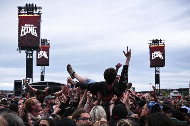 Rock am Ring 2026 ** NUR FÜR REDAKTIONELLE ZWECKE ** EDITORIAL USE ONLY **<p>Fans crowdsurfen während des Konzerts von Landmarks (LANDMVRKS) bei Rock am Ring Festival, am 06.06.2026 im Nürburgring. Deutschland NRW Nürburg Copyright: SocratesxTassos *** Rock am Ring 2026 FOR EDITORIAL PURPOSES ONLY EDITORIAL USE ONLY p Fans crowdsurfing during the concert of Landmarks LANDMVRKS at Rock am Ring Festival, on 06 06 2026 at Nürburgring Germany NRW Nürburg Copyright SocratesxTassos Copyright: SocratesxTassos doc866d1j6cy015sview0m ,EDITORIAL USE ONLY