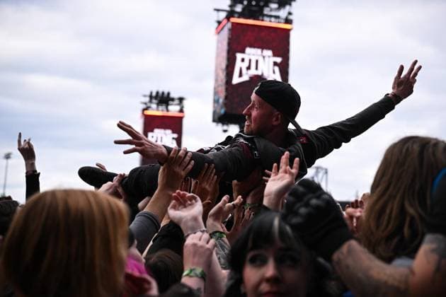 Rock am Ring 2026 ** NUR FÜR REDAKTIONELLE ZWECKE ** EDITORIAL USE ONLY **<p>Fans crowdsurfen während des Konzerts von Landmarks (LANDMVRKS) bei Rock am Ring Festival, am 06.06.2026 im Nürburgring. Deutschland NRW Nürburg Copyright: SocratesxTassos *** Rock am Ring 2026 FOR EDITORIAL PURPOSES ONLY EDITORIAL USE ONLY p Fans crowdsurfing during the concert of Landmarks LANDMVRKS at Rock am Ring Festival, on 06 06 2026 at Nürburgring Germany NRW Nürburg Copyright SocratesxTassos Copyright: SocratesxTassos doc866d26n43kgtxm97dvn ,EDITORIAL USE ONLY