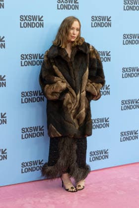 Teenage Sex and Death at Camp Miasma film premiere in London - 06 Jun 2026 Hannah Einbinder attends the premiere screening of Teenage Sex and Death in Camp Miasma during the SXSW, at The Barbican Centre in London. London United Kingdom Copyright: xPhilxLewisx xSOPAxImagesx HannahEinbinder -2893