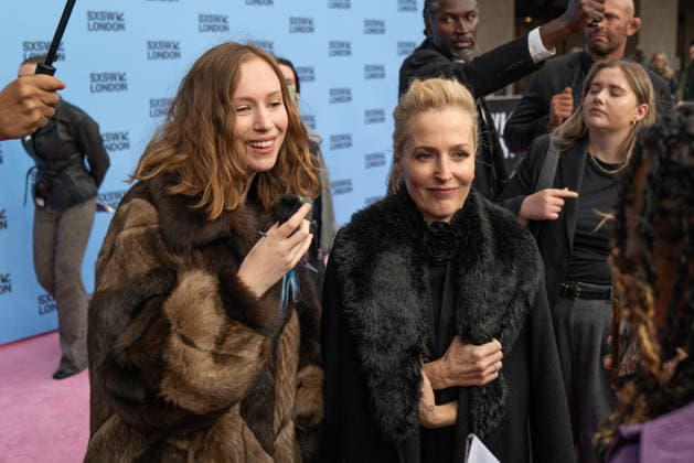 Teenage Sex and Death at Camp Miasma film premiere in London - 06 Jun 2026 Hannah Einbinder and Gillian Anderson interviewed by the press at the premiere screening of Teenage Sex and Death in Camp Miasma during the SXSW, at The Barbican Centre in London. London United Kingdom Copyright: xPhilxLewisx xSOPAxImagesx HannahEinbinderGillianAndersonPress-1041155
