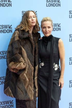 Teenage Sex and Death at Camp Miasma film premiere in London - 06 Jun 2026 Hannah Einbinder and Gillian Anderson attend the premiere screening of Teenage Sex and Death in Camp Miasma during the SXSW, at The Barbican Centre in London. London United Kingdom Copyright: xPhilxLewisx xSOPAxImagesx HannahEinbinderGillianAnderson-2866