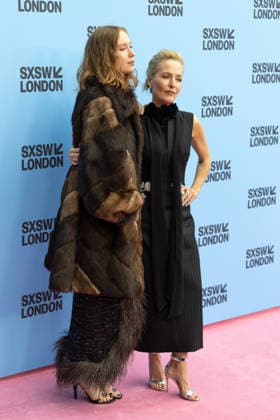 Teenage Sex and Death at Camp Miasma film premiere in London - 06 Jun 2026 Hannah Einbinder and Gillian Anderson attend the premiere screening of Teenage Sex and Death in Camp Miasma during the SXSW, at The Barbican Centre in London. London United Kingdom Copyright: xPhilxLewisx xSOPAxImagesx HannahEinbinderGillianAnderson-2876