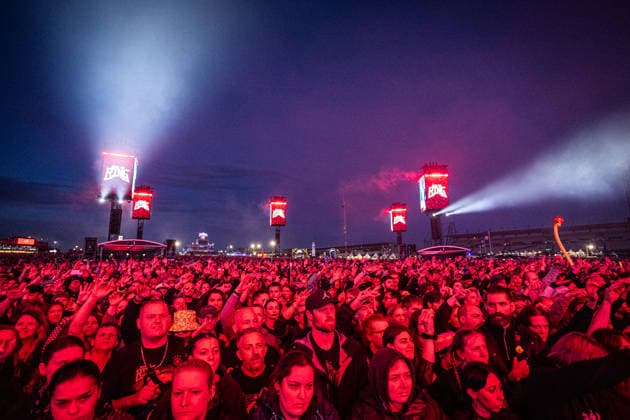 Rock am Ring 2026, Tag 2, 6.6.2026 Fans beim Auftritt von Marteria -- Mit dem Traditionsfestival Rock am Ring am Nürburgring in der Eifel startet in Deutschland die Festival-Saison. Rock am Ring findet in diesem Jahr vom 5. bis 7. Juni statt. Rund 80 Bands und Künstler stehen auf einer der drei großen Bühnen. Nürburg Nürburgring Rheinland-Pfalz Deutschland *** Rock am Ring 2026, Day 2, 6 6 2026 Fans at Marterias performance The traditional Rock am Ring festival at the Nürburgring in the Eifel region kicks off the festival season in Germany Rock am Ring will take place this year from June 5 to 7 Around 80 bands and artists will perform on one of the three large stages Nürburg Nürburgring Rhineland-Palatinate Germany Copyright: xSebastianxDerixx