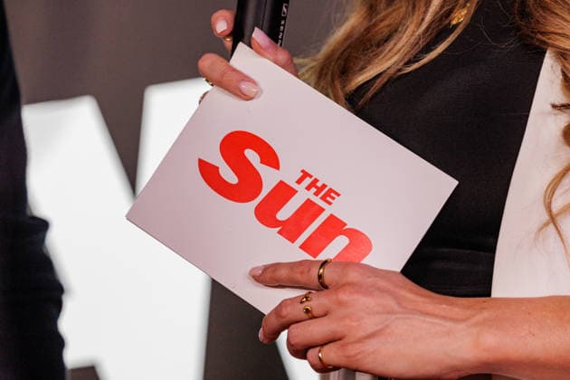06.06.2026. Leverkusen. Reporterin am Rande des Fame Fighting, das große Promibox-Event von BILD und Eugen Lopez in der Leverkusener Ostermann Arena. Zum ersten Mal in Kooperation mit dem britischen Pendant Misfits Boxing und dem internationalen Medienpartner The Sun. Leverkusen Ostermann Arena Nordrhein-Westfalen Deutschland *** 06 06 2026 Leverkusen Reporter on the sidelines of Fame Fighting, the big celebrity boxing event organized by BILD and Eugen Lopez at the Ostermann Arena in Leverkusen For the first time in cooperation with the British counterpart Misfits Boxing and the international media partner The Sun Leverkusen Ostermann Arena North Rhine-Westphalia Germany