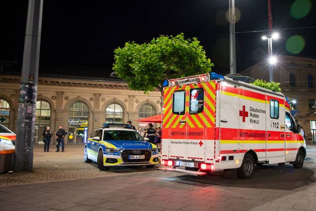 Messerverletzung nach Auseinandersetzung am Mainzer Hauptbahnhof Am späten Samstagabend, dem 06.06.2026, kam es gegen 23:30 Uhr auf dem Bahnhofsvorplatz des Mainzer Hauptbahnhofs zu einem größeren Einsatz von Bundespolizei, Landespolizei und Rettungsdienst. Nach ersten Erkenntnissen war es zu einer Auseinandersetzung gekommen, bei der ein Messer eingesetzt worden sein soll. Eine Person erlitt Stichverletzungen im Bereich des Oberkörpers und wurde durch den Rettungsdienst versorgt. Der Bahnhofsvorplatz war während des Einsatzes von zahlreichen Einsatzkräften abgesichert. Die Hintergründe des Vorfalls sowie der genaue Tatablauf sind Gegenstand laufender Ermittlungen. Mainz Hauptbahnhof Rheinland-Pfalz Deutschland *** Knife injury after