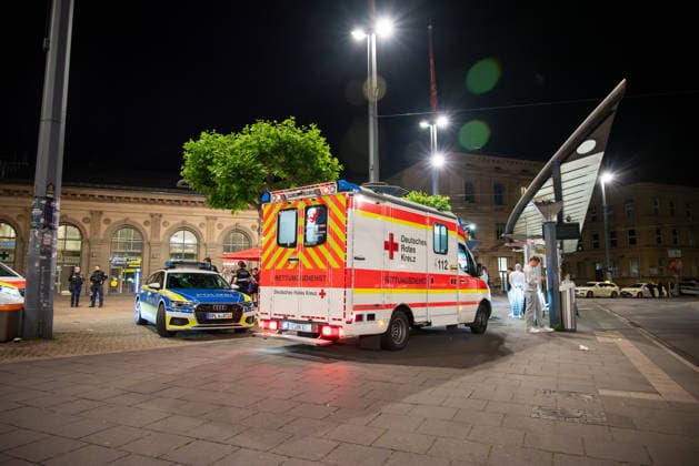Messerverletzung nach Auseinandersetzung am Mainzer Hauptbahnhof Am späten Samstagabend, dem 06.06.2026, kam es gegen 23:30 Uhr auf dem Bahnhofsvorplatz des Mainzer Hauptbahnhofs zu einem größeren Einsatz von Bundespolizei, Landespolizei und Rettungsdienst. Nach ersten Erkenntnissen war es zu einer Auseinandersetzung gekommen, bei der ein Messer eingesetzt worden sein soll. Eine Person erlitt Stichverletzungen im Bereich des Oberkörpers und wurde durch den Rettungsdienst versorgt. Der Bahnhofsvorplatz war während des Einsatzes von zahlreichen Einsatzkräften abgesichert. Die Hintergründe des Vorfalls sowie der genaue Tatablauf sind Gegenstand laufender Ermittlungen. Mainz Hauptbahnhof Rheinland-Pfalz Deutschland *** Knife injury after
