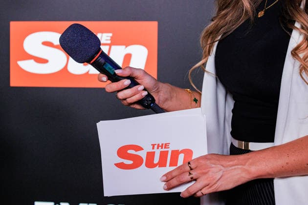 06.06.2026. Leverkusen. Reporterin am Rande des Fame Fighting, das große Promibox-Event von BILD und Eugen Lopez in der Leverkusener Ostermann Arena. Zum ersten Mal in Kooperation mit dem britischen Pendant Misfits Boxing und dem internationalen Medienpartner The Sun. Leverkusen Ostermann Arena Nordrhein-Westfalen Deutschland *** 06 06 2026 Leverkusen Reporter on the sidelines of Fame Fighting, the big celebrity boxing event organized by BILD and Eugen Lopez at the Ostermann Arena in Leverkusen For the first time in cooperation with the British counterpart Misfits Boxing and the international media partner The Sun Leverkusen Ostermann Arena North Rhine-Westphalia Germany