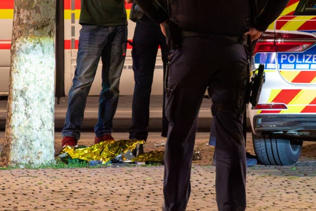 Messerverletzung nach Auseinandersetzung am Mainzer Hauptbahnhof Am späten Samstagabend, dem 06.06.2026, kam es gegen 23:30 Uhr auf dem Bahnhofsvorplatz des Mainzer Hauptbahnhofs zu einem größeren Einsatz von Bundespolizei, Landespolizei und Rettungsdienst. Nach ersten Erkenntnissen war es zu einer Auseinandersetzung gekommen, bei der ein Messer eingesetzt worden sein soll. Eine Person erlitt Stichverletzungen im Bereich des Oberkörpers und wurde durch den Rettungsdienst versorgt. Der Bahnhofsvorplatz war während des Einsatzes von zahlreichen Einsatzkräften abgesichert. Die Hintergründe des Vorfalls sowie der genaue Tatablauf sind Gegenstand laufender Ermittlungen. Mainz Hauptbahnhof Rheinland-Pfalz Deutschland *** Knife injury after