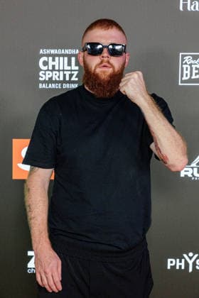 06.06.2026. Leverkusen. Michael Doleys (MckyTV) am Rande des Fame Fighting, das große Promibox-Event von BILD und Eugen Lopez in der Leverkusener Ostermann Arena. Zum ersten Mal in Kooperation mit dem britischen Pendant Misfits Boxing und dem internationalen Medienpartner The Sun. Leverkusen Ostermann Arena Nordrhein-Westfalen Deutschland *** 06 06 2026 Leverkusen Michael Doleys MckyTV on the sidelines of Fame Fighting, the big celebrity boxing event by BILD and Eugen Lopez at the Ostermann Arena in Leverkusen For the first time in cooperation with the British counterpart Misfits Boxing and the international media partner The Sun Leverkusen Ostermann Arena North Rhine-Westphalia Germany