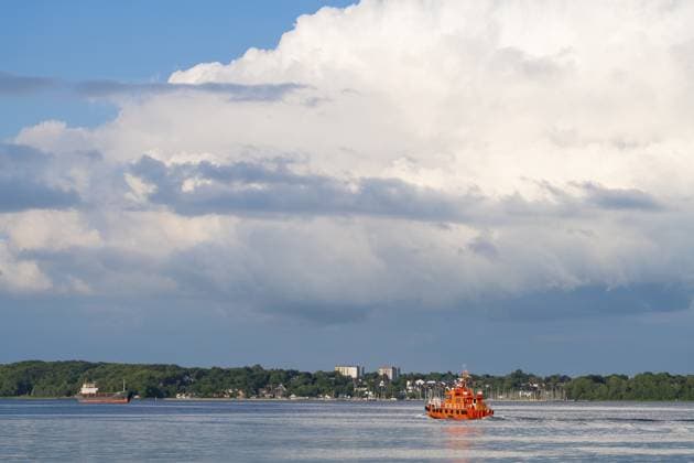 Lotsenboot oder Lotsenversetzboot am fährt ein Schiff an, Kiel, Ortsteil Holtenau, Kieler Förde, Heikendorf am bewaldeten Ostufer, Inschrift Lotse, Lotsenpflicht, Bereitschaft, Ortskunde, Schifffahrt, Kapitän, Kanal, NOK, Nord-Ostsee-Kanal, Kanallotse, Schiffsführung, Begleiter, Rettungsringe, Radar, Farbe Orange, Ostsee, Deutschland Pilot boat or pilot transfer boat on a ship arrives, Kiel, Holtenau district, Kiel Fjord, Heikendorf on the wooded east bank, inscription pilot, duty of pilotage, readiness, local knowledge, shipping, captain, channel, NOK, Kiel Canal, channel channel, ship guidance, attendants, lifebuoys, radar, color orange, Baltic Sea, Germany Copyright: imageBROKER WolfgangxDiederich ibldie17989813.jpg