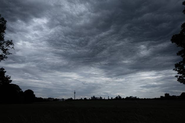 Wolkenhimmel über der Frankfurter Skyline Dunkle Wolken ziehen über die Frankfurter Bankenskyline hinweg. Frankfurt am Main Hessen Deutschland *** Cloudy sky over the Frankfurt skyline Dark clouds pass over the Frankfurt banking skyline Frankfurt am Main Hesse Germany 2026.06.06_ffm_skyline_wolkenhimmel_01