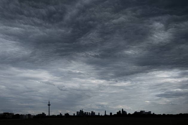 Wolkenhimmel über der Frankfurter Skyline Dunkle Wolken ziehen über die Frankfurter Bankenskyline hinweg. Frankfurt am Main Hessen Deutschland *** Cloudy sky over the Frankfurt skyline Dark clouds pass over the Frankfurt banking skyline Frankfurt am Main Hesse Germany 2026.06.06_ffm_skyline_wolkenhimmel_02