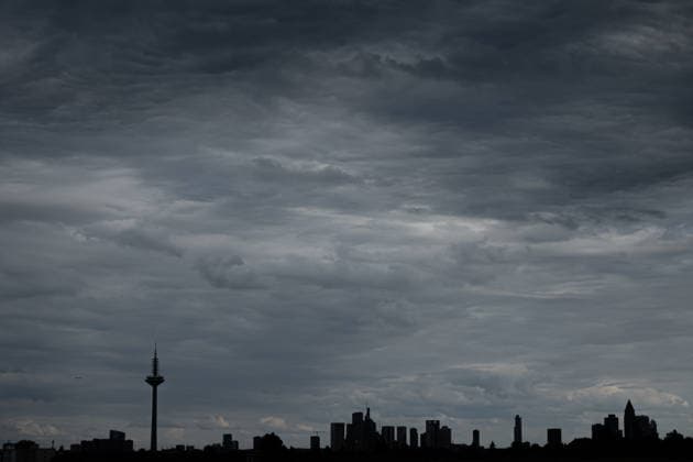Wolkenhimmel über der Frankfurter Skyline Dunkle Wolken ziehen über die Frankfurter Bankenskyline hinweg. Frankfurt am Main Hessen Deutschland *** Cloudy sky over the Frankfurt skyline Dark clouds pass over the Frankfurt banking skyline Frankfurt am Main Hesse Germany 2026.06.06_ffm_skyline_wolkenhimmel_03
