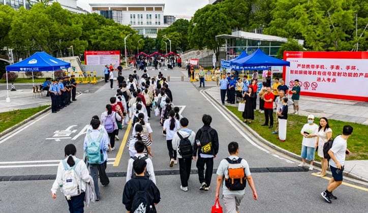 GAOKAO in Suzhou Students taking the college entrance examination queue up to enter the examination center of Taicang Senior High School in Suzhou, Jiangsu Province, China on June 7, 2026. Suzhou Jiangsu China  Copyright: xCFOTOx i1780825630189