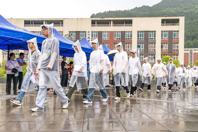 GAOKAO in Bazhong BAZHONG, CHINA - JUNE 7, 2026 - Students taking the college entrance examination, dressed in raincoats, orderly entered the examination center of Tongjiang Middle School in Bazhong City, Sichuan Province, China on June 7, 2026. Bazhong Sichuan China  Copyright: xCFOTOx i1780826711604