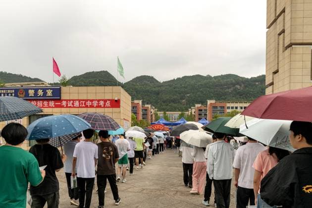 GAOKAO in Bazhong BAZHONG, CHINA - JUNE 7, 2026 - Students taking the college entrance examination, dressed in raincoats, orderly entered the examination center of Tongjiang Middle School in Bazhong City, Sichuan Province, China on June 7, 2026. Bazhong Sichuan China  Copyright: xCFOTOx i1780826712122