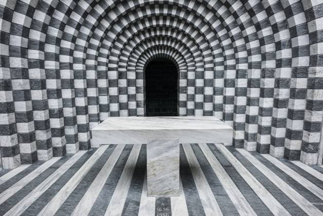 Creative Highlights World Innenansicht, moderne Kapelle, San Giovanni Battista, Architekt Mario Botta, Mogno, Maggiatal, Valle Maggia, Kanton Tessin, Schweiz Interior view, modern chapel, San Giovanni Battista, architect Mario Botta, Mogno, Maggia Valley, Valle Maggia, Canton of Tessin, Switzerland Copyright: imageBROKER DanielxSchoenen ibxdjs17985525.jpg