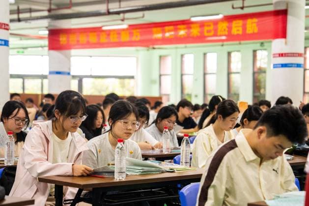 (260607) -- BEIJING, June 7, 2026 -- Students prepare for the exam at a national college entrance examination site in Changsha, central China s Hunan Province, June 7, 2026. This year s national college entrance exam, also known as the gaokao, kicked off Sunday nationwide. ) FOCUS 2026 college entrance exam kicks off nationwide ChenxSihan 