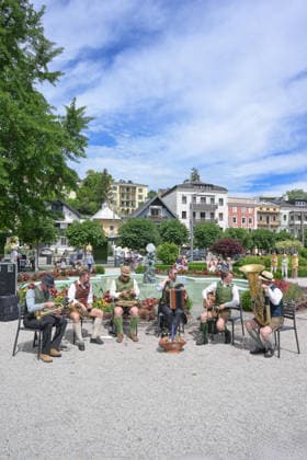 2.Hausmusikroas 2026 in Gmunden - Auftritt der Volksmusikgruppe Tanzmusikkapelle G mahde Wies n im Kaiserpark in Gmunden, fotografiert am 06.06.26. Das Bild zeigt die Volksmusikgruppe Tanzkapelle G™mahde Wies™n während ihres Auftritts im Kaiserpark in Gmunden 2022 - 2.Hausmusikroas 2026 in Gmunden - Auftritt der Volksmusikgruppe Tanzmusikkapelle G mahde Wies n im Kaiserpark in Gmunden, am 06.06.26 *** 2 Hausmusikroas 2026 in Gmunden Performance of the folk music group Tanzmusikkapelle G mahde Wies n in Kaiserpark in Gmunden, photographed on 06 06 26 The picture shows the folk music group Tanzkapelle G™mahde Wies™n during their performance in Kaiserpark in Gmunden 2022 2 Hausmusikroas 2026 in Gmunden Performance of the folk music group