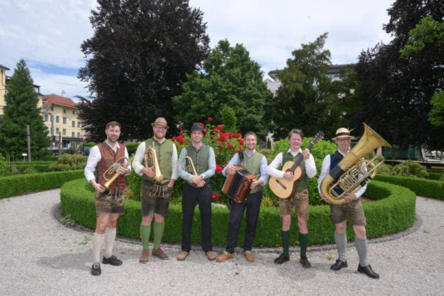 2.Hausmusikroas 2026 in Gmunden - Auftritt der Volksmusikgruppe Tanzmusikkapelle G mahde Wies n im Kaiserpark in Gmunden, fotografiert am 06.06.26. Das Bild zeigt ein Gruppenfoto der Volksmusikgruppe Tanzkapelle G™mahde Wies™n während ihres Auftritts im Kaiserpark in Gmunden 2022 - 2.Hausmusikroas 2026 in Gmunden - Auftritt der Volksmusikgruppe Tanzmusikkapelle G mahde Wies n im Kaiserpark in Gmunden, am 06.06.26 *** 2 Hausmusikroas 2026 in Gmunden Performance of the folk music group Tanzmusikkapelle G mahde Wies n in Kaiserpark in Gmunden, photographed on 06 06 26 The picture shows a group photo of the folk music group Tanzkapelle G™mahde Wies™n during their performance in Kaiserpark in Gmunden 2022 2 Hausmusikroas 2026 in Gmunden Per