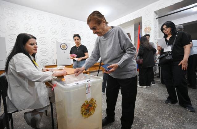 Armenia Parliamentary Election 9184608 07.06.2026 An elderly woman casts her ballot at a polling station during the Armenian parliamentary election in Yerevan, Armenia. Yuri Kochetkov Sputnik Yerevan Armenia  Copyright: xYurixKochetkovx