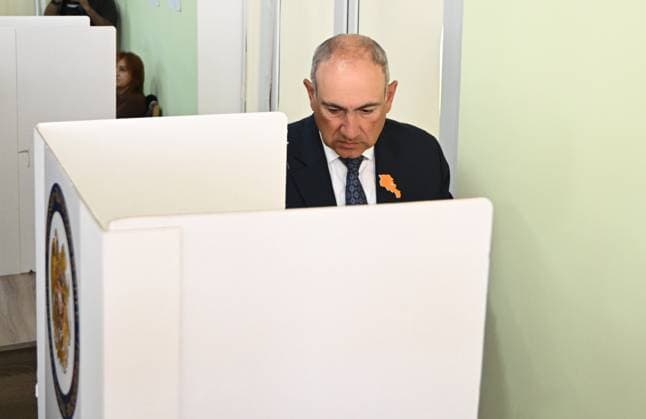 Armenia Parliamentary Election 9184599 07.06.2026 Civil Contract party leader and Armenian Prime Minister Nikol Pashinyan enters a voting booth before casting his ballot at a polling station during the Armenian parliamentary election in Yerevan, Armenia. Stringer Sputnik Yerevan Armenia  Copyright: xStringerx