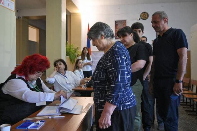 Armenia Parliamentary Election 9184614 07.06.2026 People receive their ballots at a polling station during the Armenian parliamentary election in Yerevan, Armenia. Yuri Kochetkov Sputnik Yerevan Armenia  Copyright: xYurixKochetkovx