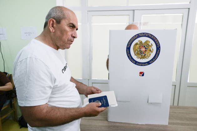 ARMENIA, YEREVAN - JUNE 7, 2026: A man votes in the 2026 Armenian parliamentary election Yerevan Armenia  - ZUMAt113 20260607_zaa_t113_008 Copyright: xAlexanderxPatrinx