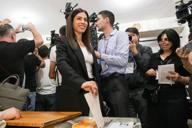 ARMENIA, YEREVAN - JUNE 7, 2026: Strong Armenia Party Leader Samvel Karapetyan s daughter Tatevik Karapetyan casts her ballot in the 2026 Armenian parliamentary election Yerevan Armenia  - ZUMAt113 20260607_zaa_t113_013 Copyright: xAlexanderxPatrinx