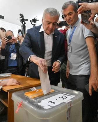 Armenia Parliamentary Election 9184654 07.06.2026 Strong Armenia party leader Samvel Karapetyan casts his ballot at a polling station during the Armenian parliamentary election in Yerevan, Armenia. Yuri Kochetkov Sputnik Yerevan Armenia  Copyright: xYurixKochetkovx