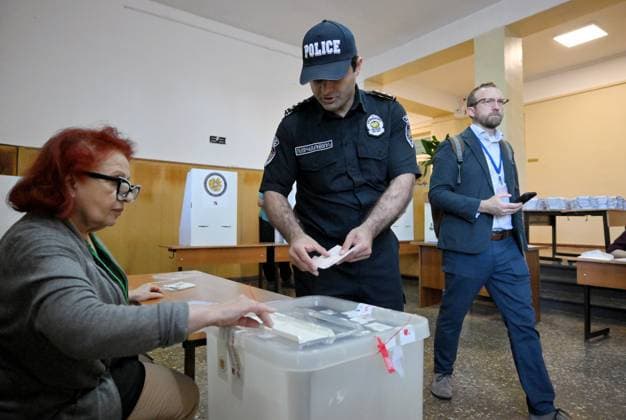 Armenia Parliamentary Election 9184680 07.06.2026 A police officer casts his ballot at a polling station during the Armenian parliamentary election in Yerevan, Armenia. Yuri Kochetkov Sputnik Yerevan Armenia  Copyright: xYurixKochetkovx